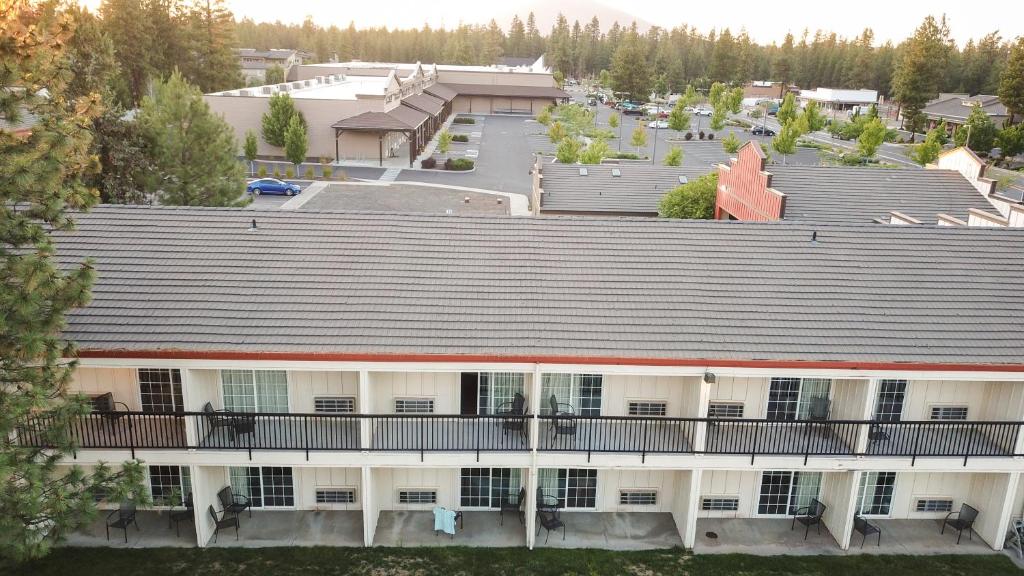 Sisters Inn & Suites photo