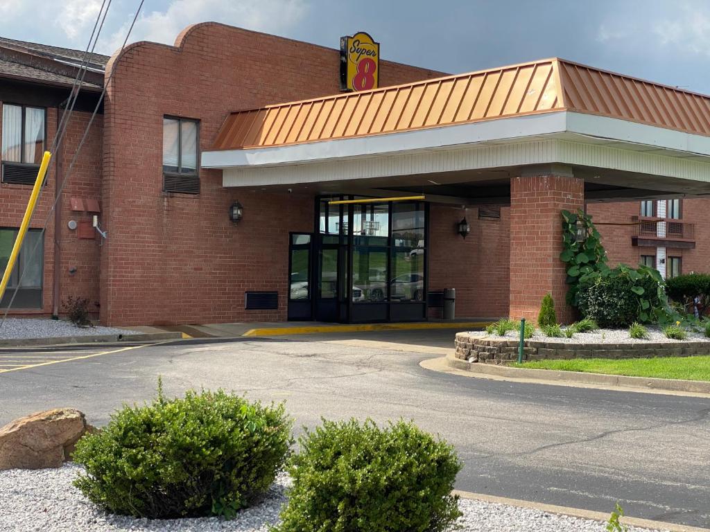 Super 8 By Wyndham Metropolis Photo 4