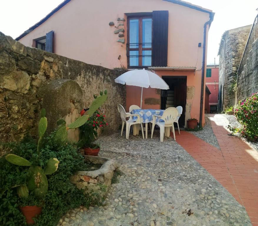 Romantic house in medieval vilage near Cinqueterre