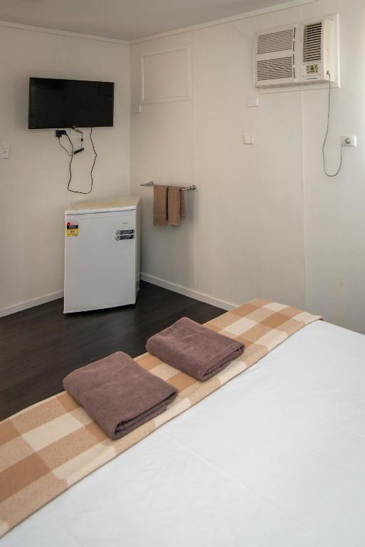 STORK RD ACCOMM - PRIVATE ROOMS WITH SHARED BATHROOMS access to POOL photo