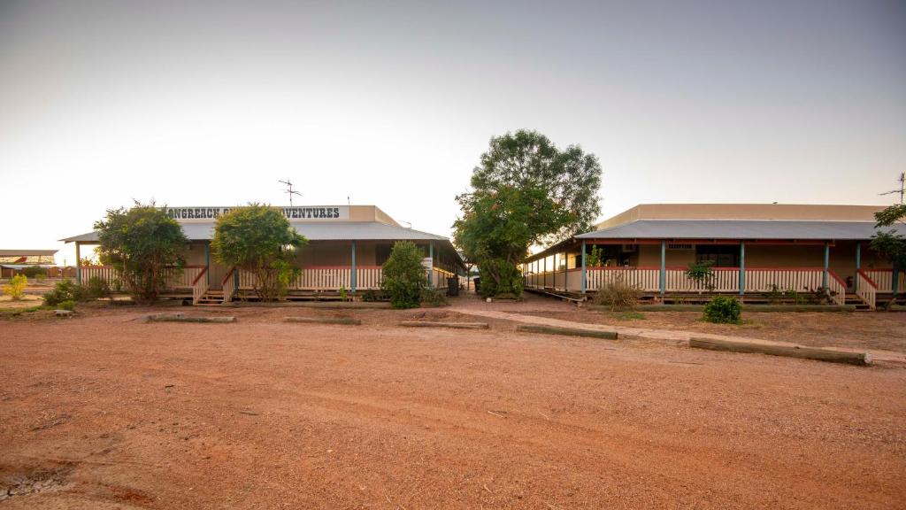 STORK RD ACCOMM - PRIVATE ROOMS WITH SHARED BATHROOMS access to POOL — Hotel in Longreach