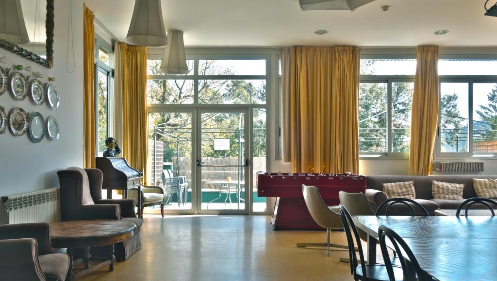 Shared lounge/TV area, Inout Hostel in Barcelona