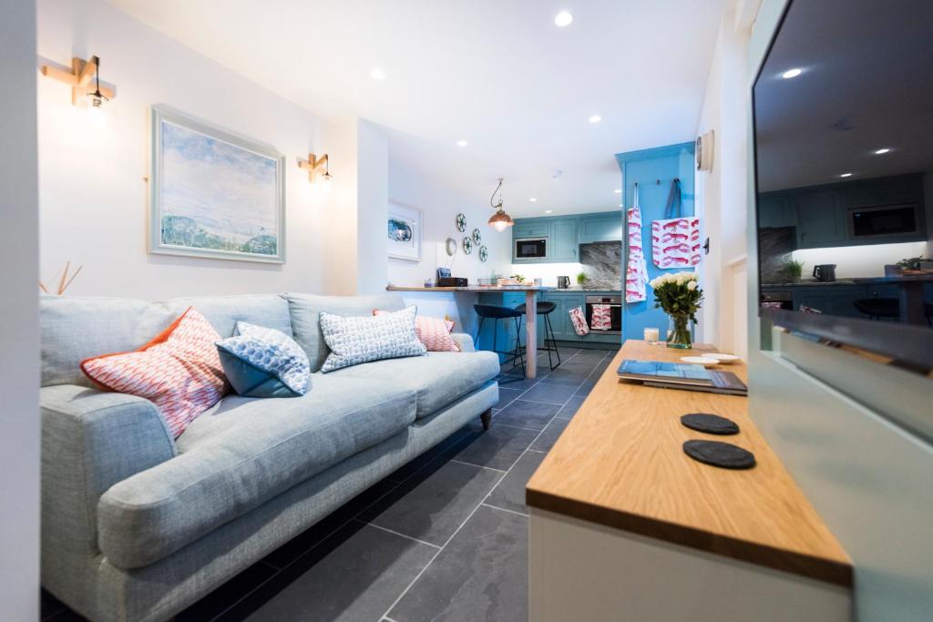 Juliot - dog-friendly luxury cottage in the heart of St Ives