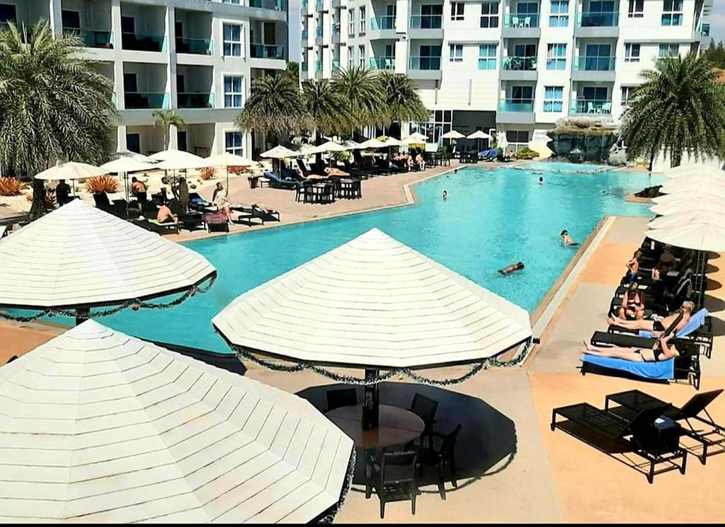 Grandblue condominium Room 606 photo