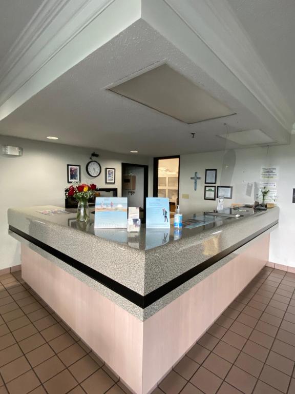 Super 8 By Wyndham Metropolis Photo 15