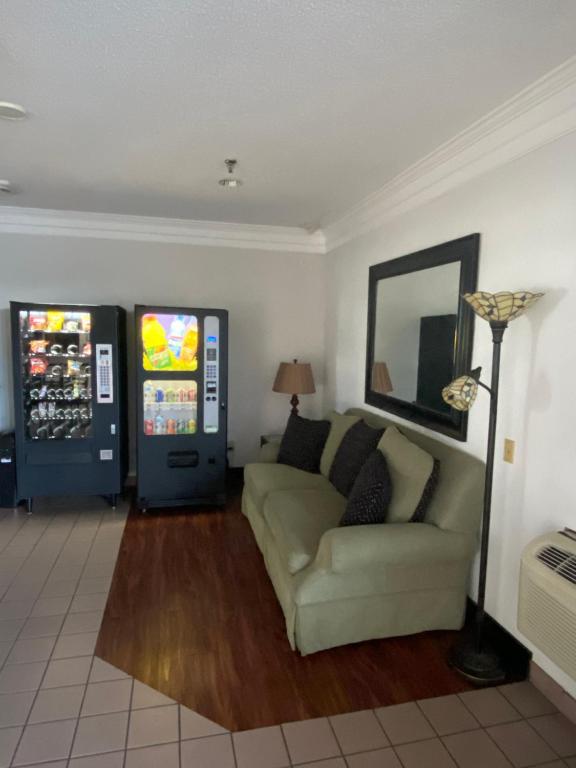 Super 8 By Wyndham Metropolis Photo 16