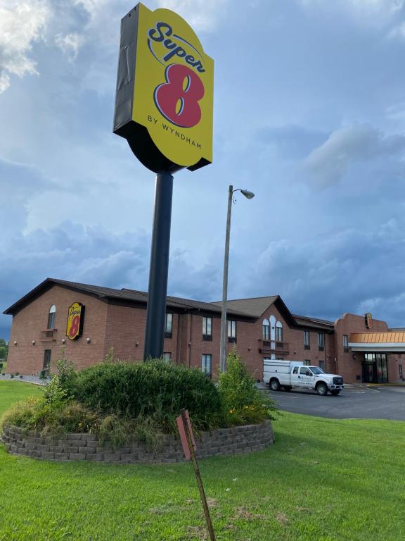 Super 8 By Wyndham Metropolis Photo 17