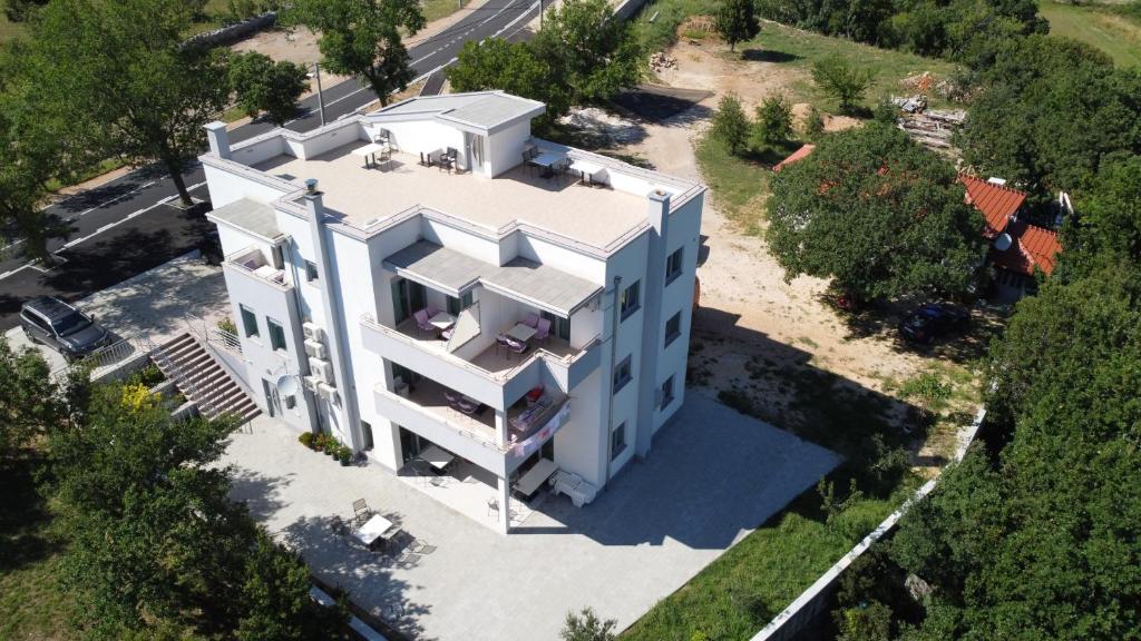 Apartment Anica Kuk — Hotel in Starigrad