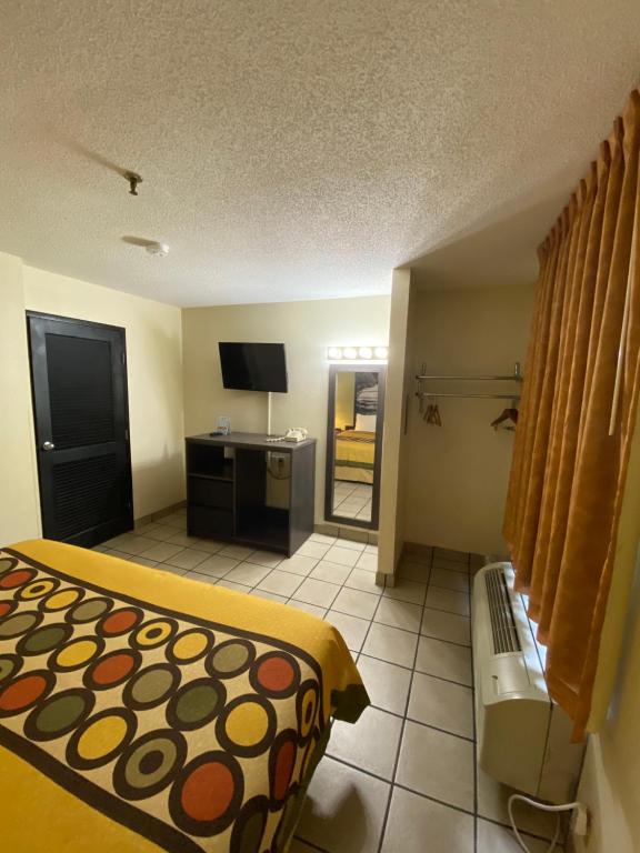 Super 8 By Wyndham Metropolis Photo 22