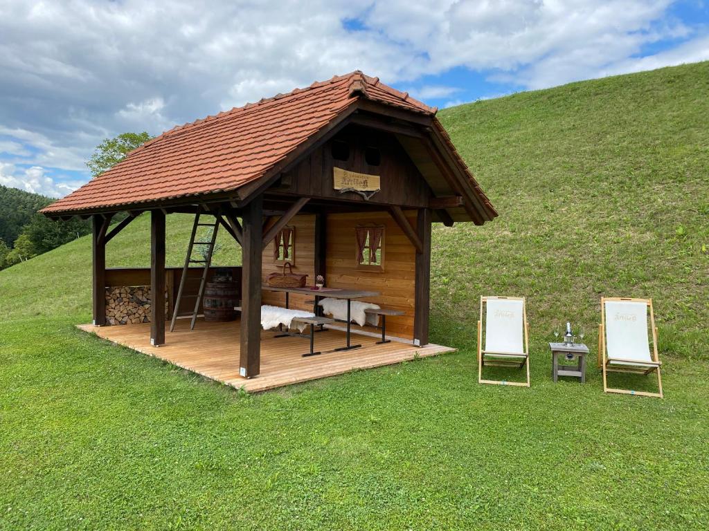 Wooden hut at tourist farm Artisek — Hotel in Ljubljana