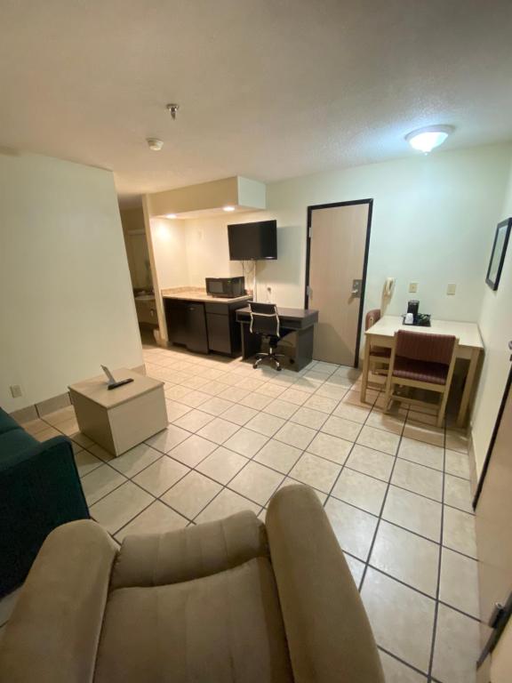 Super 8 By Wyndham Metropolis Photo 28