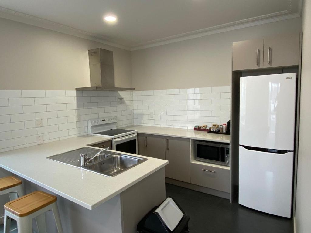 Kitchen, 53 Southern Comfort Motel in Christchurch