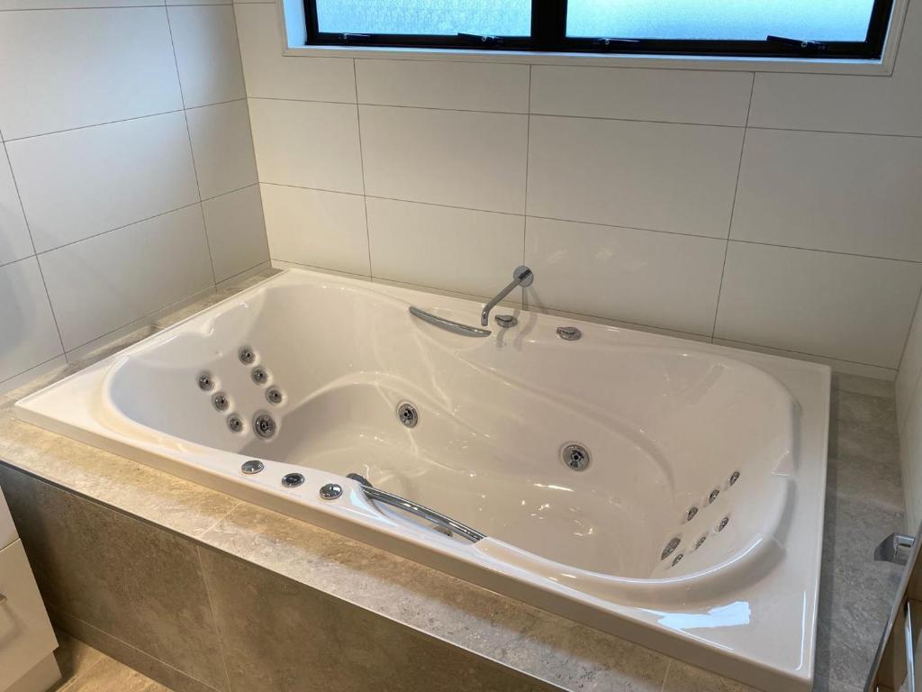 Hot tub, 53 Southern Comfort Motel in Christchurch