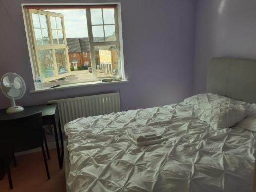 Double Room in Honiton House, Hendon