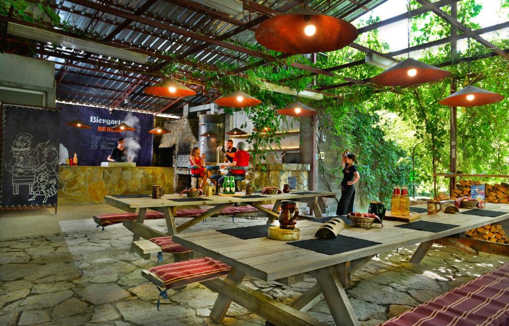 Restaurant, Berlin ART Hotel in Gyumri