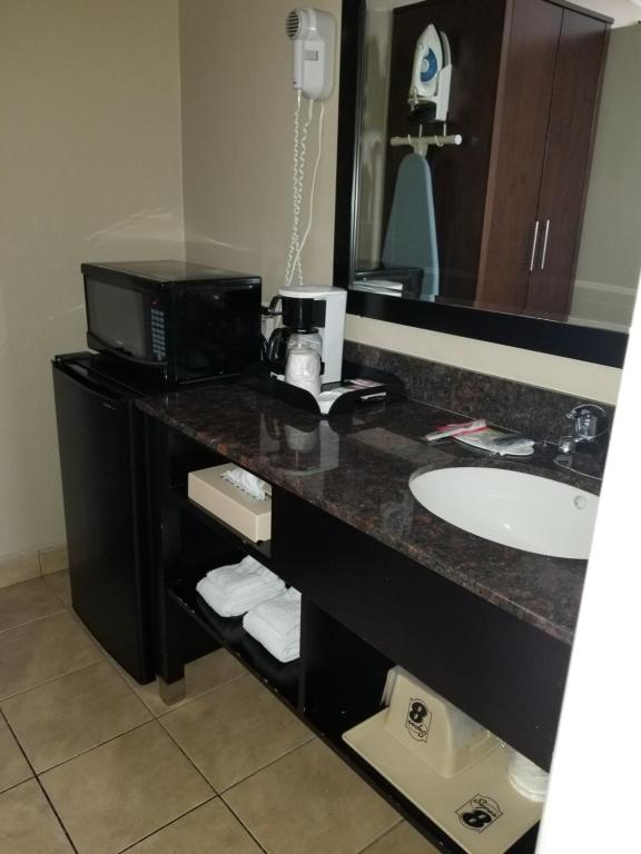Super 8 By Wyndham Los Angeles-Culver City Area photo