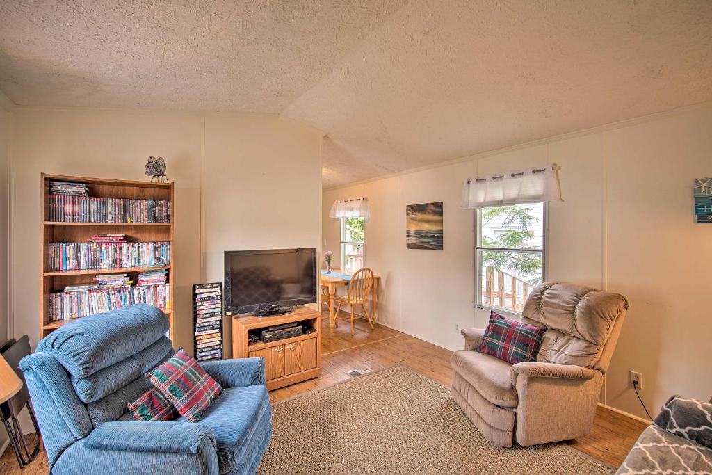 Bright Pensacola Home with Backyard - Pets Welcome! — Hotel in Pensacola (FL)