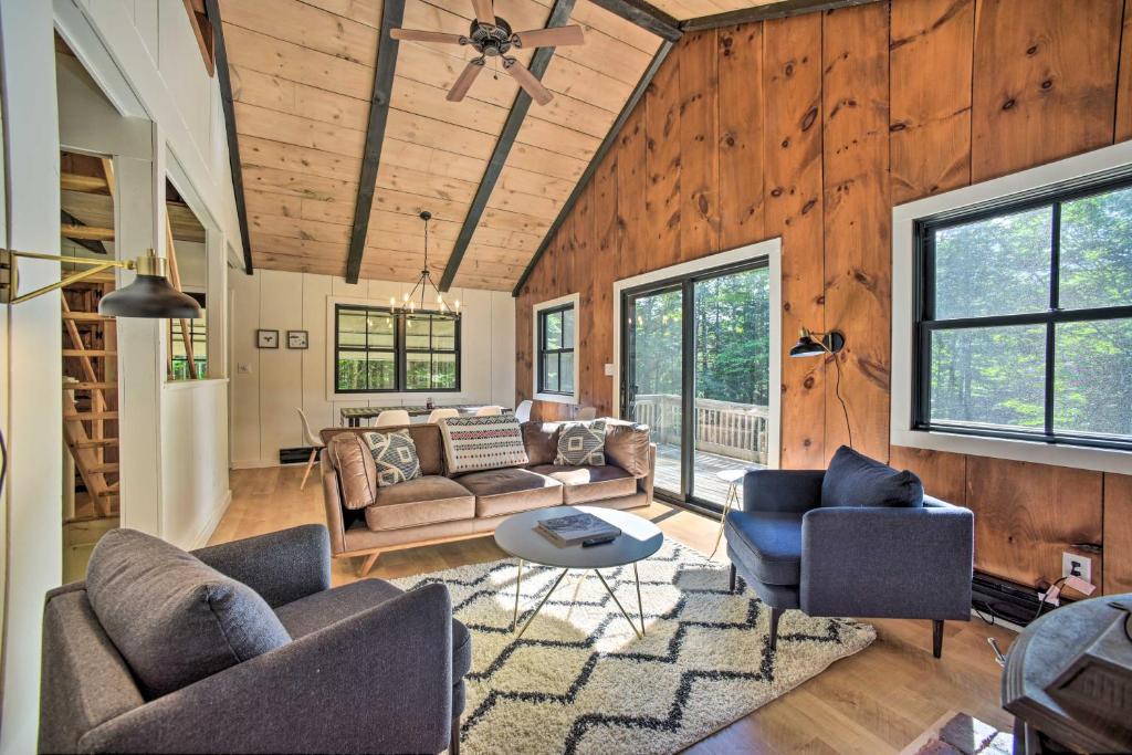 Sleek Cabin with Deck, 8 Miles to Mount Snow and Hikes, Wilmington