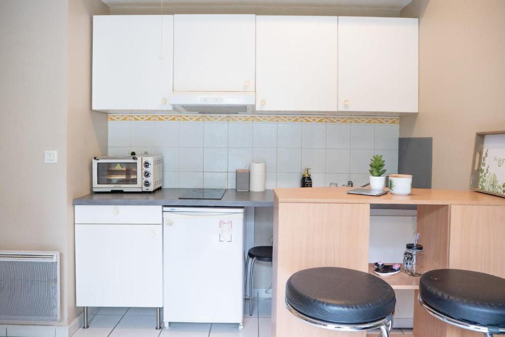 Charming Studio Near Jean Mace photo