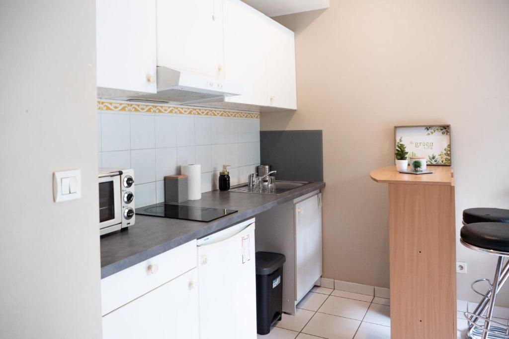 Charming Studio Near Jean Mace photo