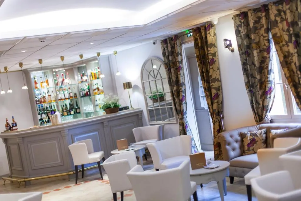 Logis Hostellerie des Clos et restaurant Bistrot des grands crus，位于沙布利的酒店