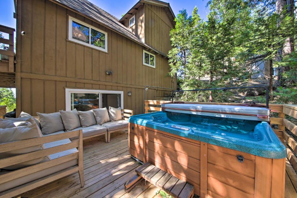 Mountain Haven with Hot Tub, Game Room, and Treehouse!, Lake Arrowhead