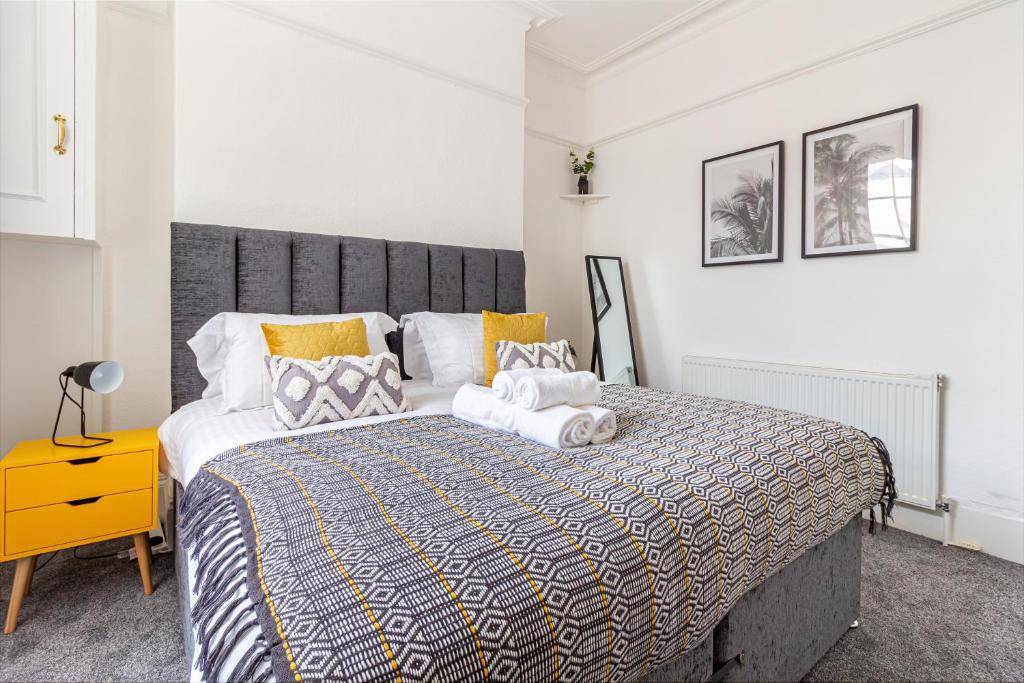 Host & Stay - Montpellier Villa Apartment, Cheltenham