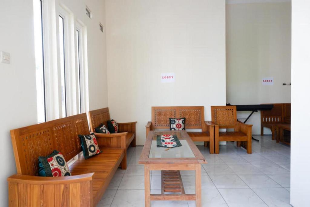 レッドドアーズ アット ジャラン ラヤ カリウング セラタン ケンダル (RedDoorz @ Jalan Raya Kaliwungu Selatan Kendal) フロント・ロビー