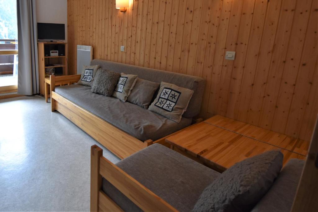 VAUJANYLOCATIONS - La Fare Apt 10 - 2
