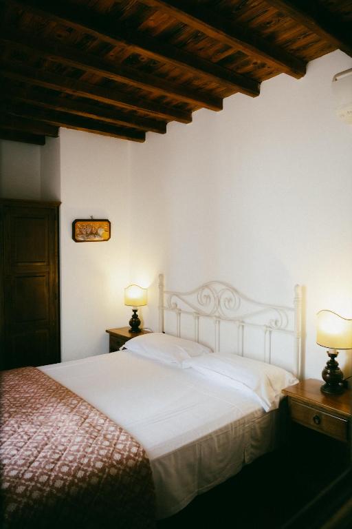Fattoria Degli Usignoli — Hotel rooms in San Donato in Fronzano, Tuscany