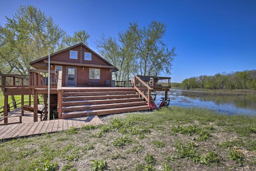 Lodge on 240 Acres with Deck, Grill and Fire Pit!, Snyder