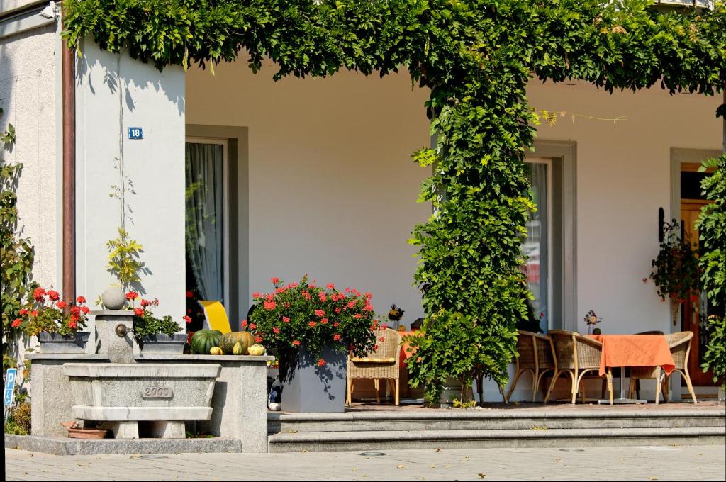 Hotel Beausite — Hotel building in Unterseen, Bern