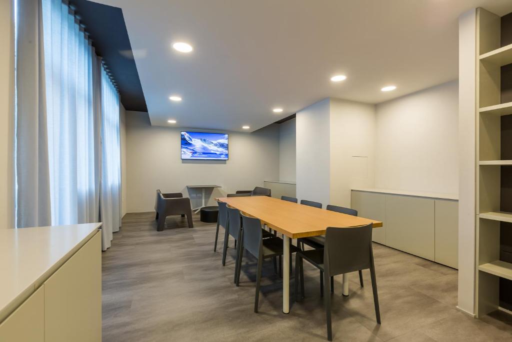 Shared lounge/TV area