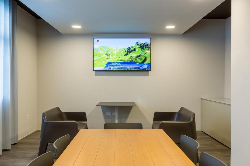 Shared lounge/TV area