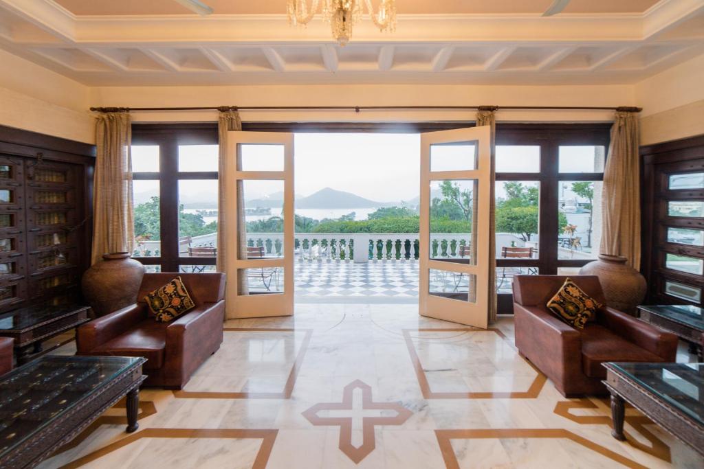 힐탑 팰리스 – 레이크 페이싱 호텔 (Hilltop Palace – Lake Facing Hotel)