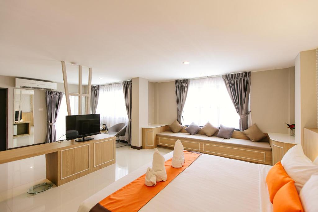 Shared lounge/TV area