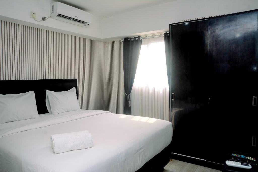 Homey and Relaxing 2BR The Wave Apartment By Travelio, Jakarta