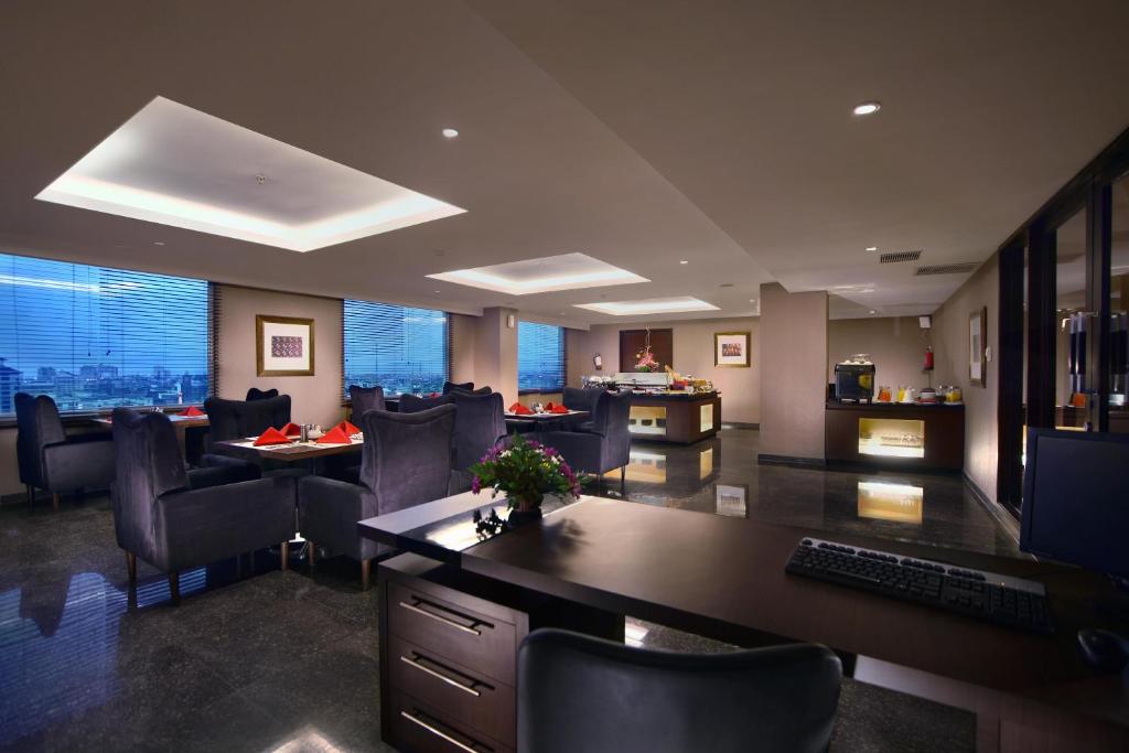 Aston Makassar Hotel &#038; Convention Center