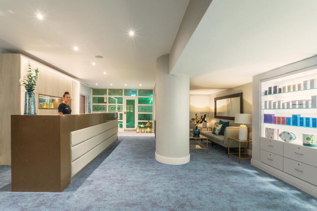 Front desk [24-hour]