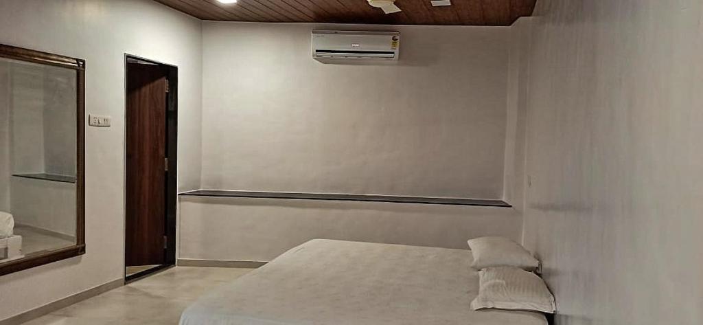 Villa 406, Dr Wade with Private Pool and Gazebo in Royal Palms Mumbai photo
