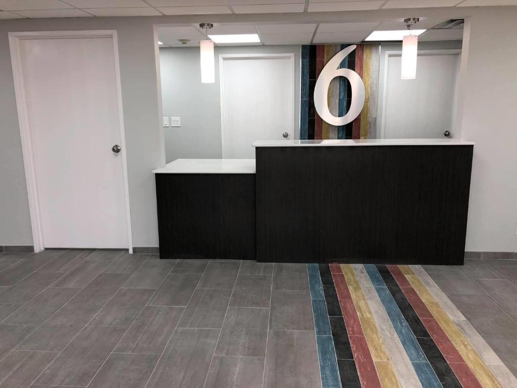 Econo Lodge Inn & Suites Tulsa I-44 - Memorial Drive photo