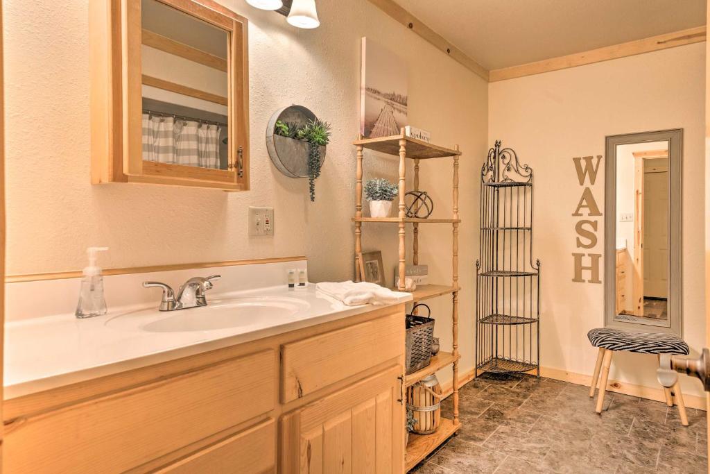 Broken Bow Retreat on 2 Acres with Hot Tub and Deck 전경