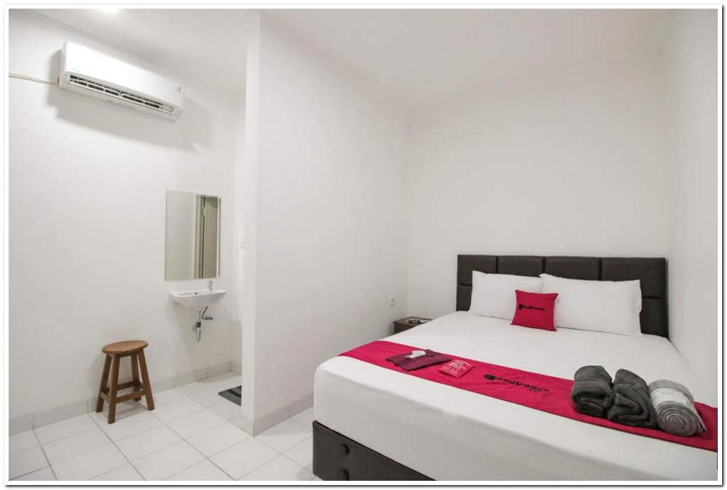 RedDoorz @ Ruko ITC Roxy Mas RedDoorz @ Ruko ITC Roxy Mas