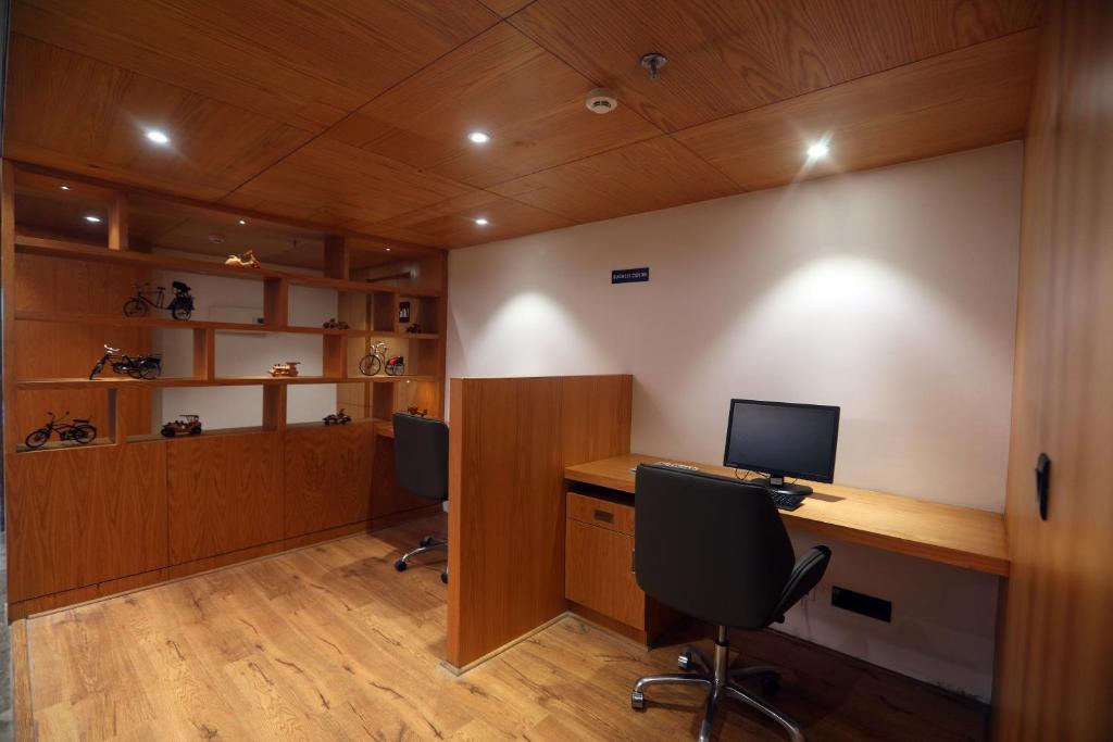 Shared lounge/TV area