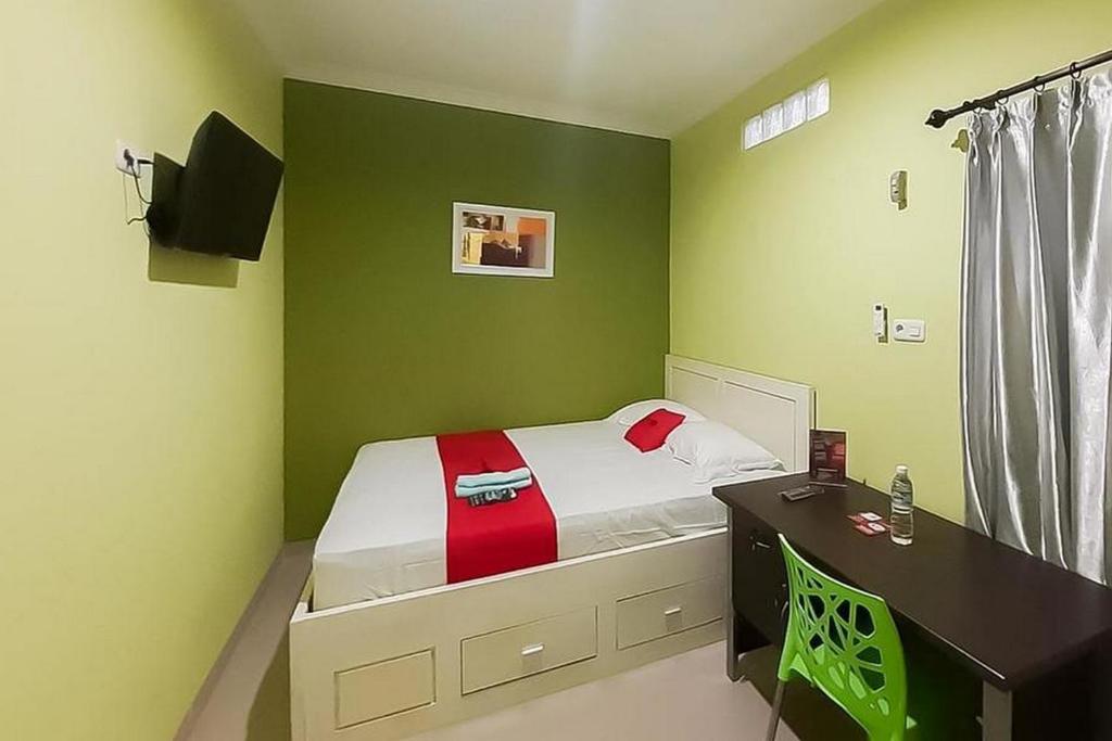 RedDoorz Syariah near Hermina Hospital Palembang 2