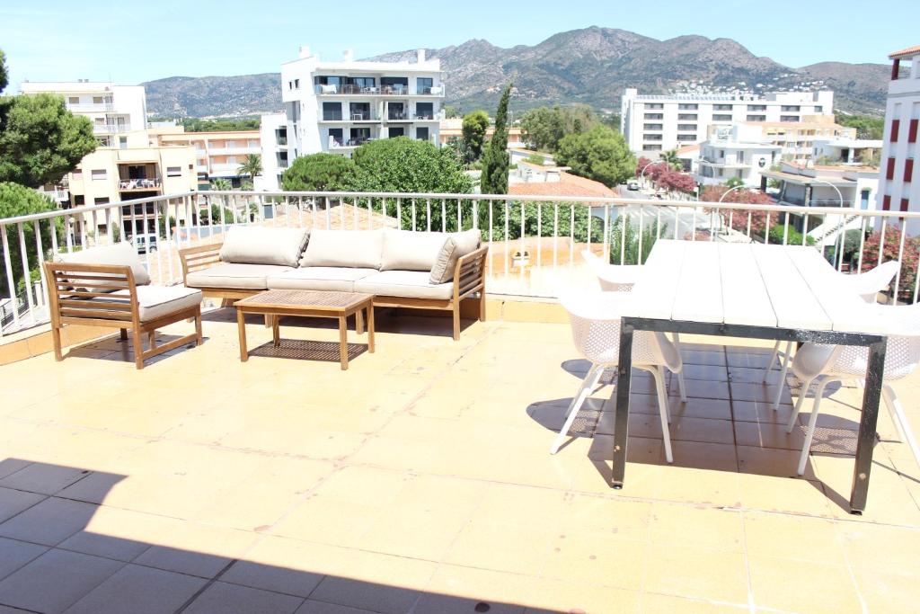 Beautiful apartment, sunny terrace, top floor with beach view or ground floor with terrace, Roses