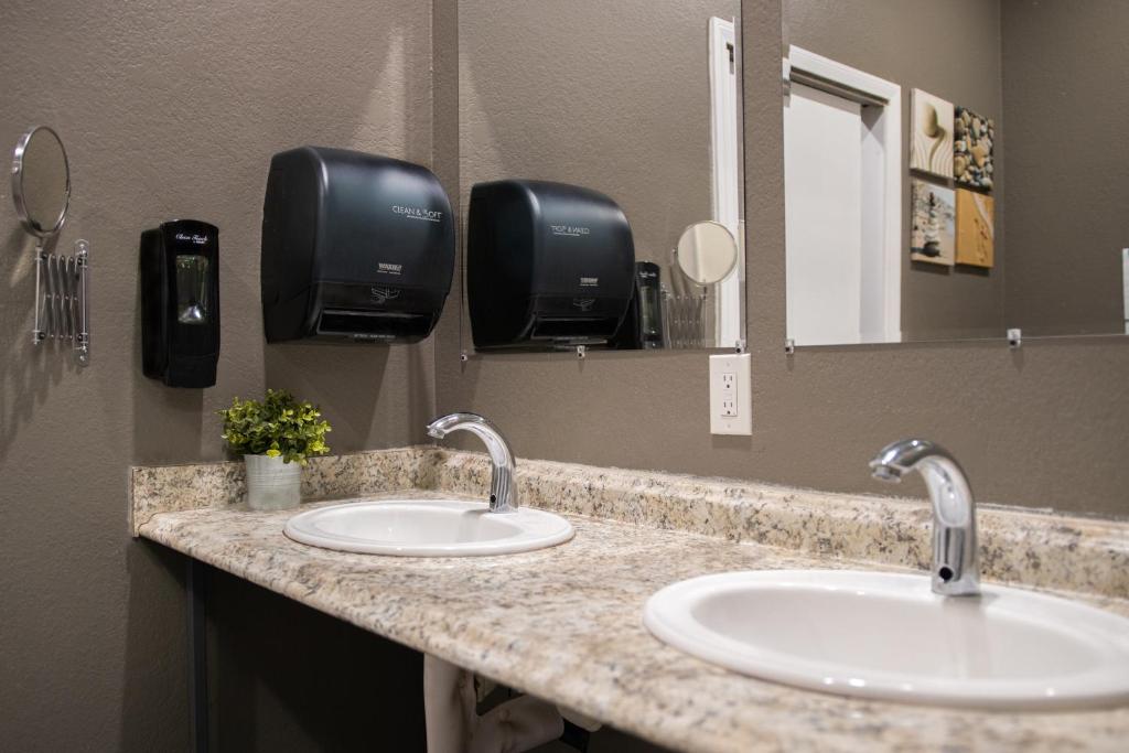 Bathroom, California Dreams Hostel in San Diego (CA)