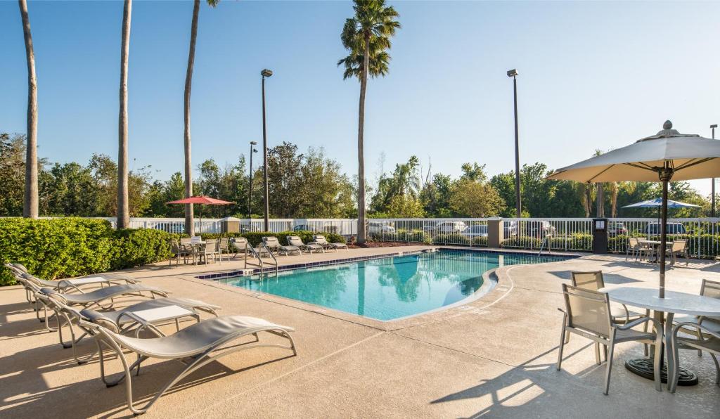 Swimming pool, Holiday Inn Express & Suites Orlando International Airport By IHG in Orlando (FL)