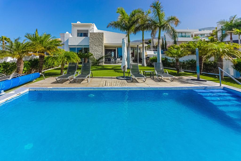 Villa Eleonora, Luxury Villa with Heated Pool Ocean View in Adeje, Tenerife - 2