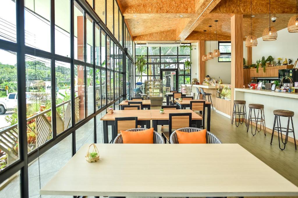 Restaurant, Dee homestay in Phuket